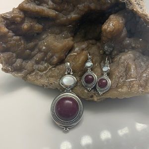 Beautiful earrings& pendant 2 stones on each